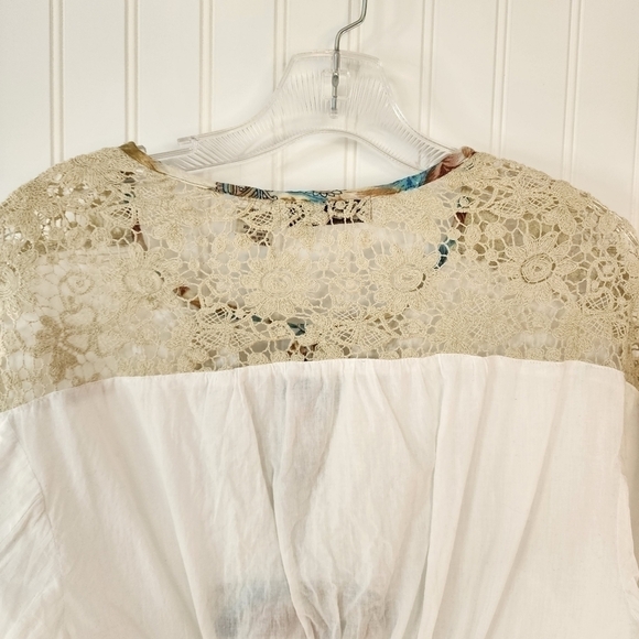 Vintage Havana cream light weight blouse w/ lace and flower pattern around neck. - Picture 9 of 10
